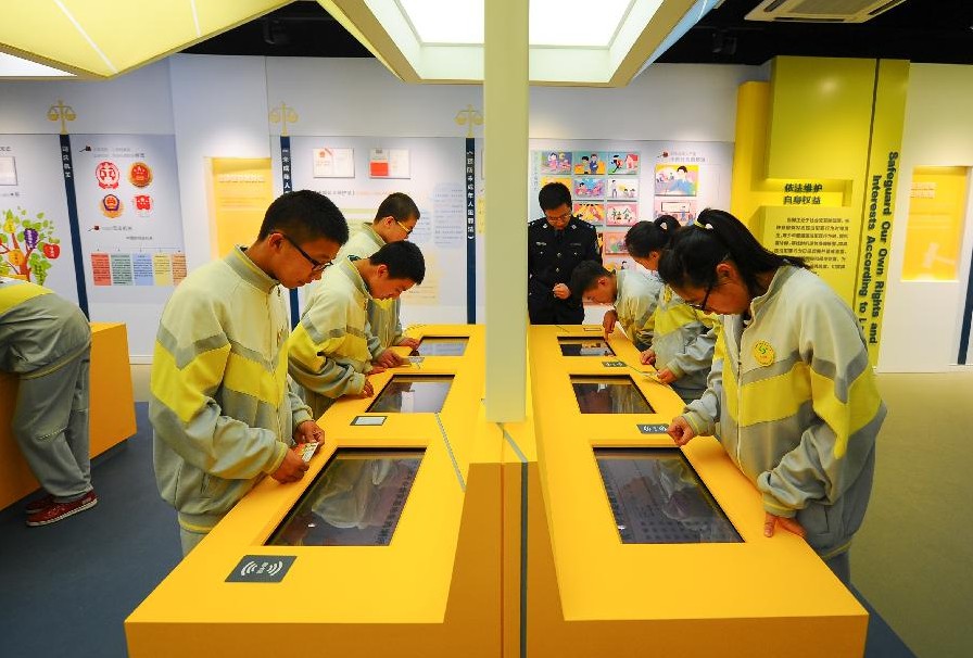 吉林辽源:青少年体验馆内感知生活安全_图片频道_新华网