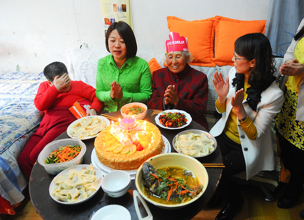 生日<em>歌献给</em>卖鞋垫的<em>老妈妈</em>_图片频道_新华网