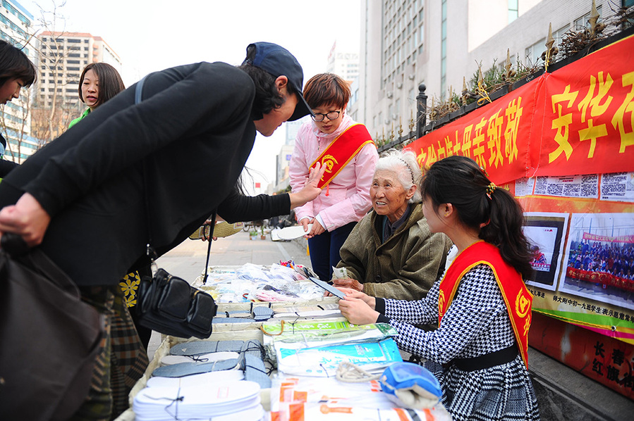 生日<em>歌献给</em>卖鞋垫的<em>老妈妈</em>_图片频道_新华网