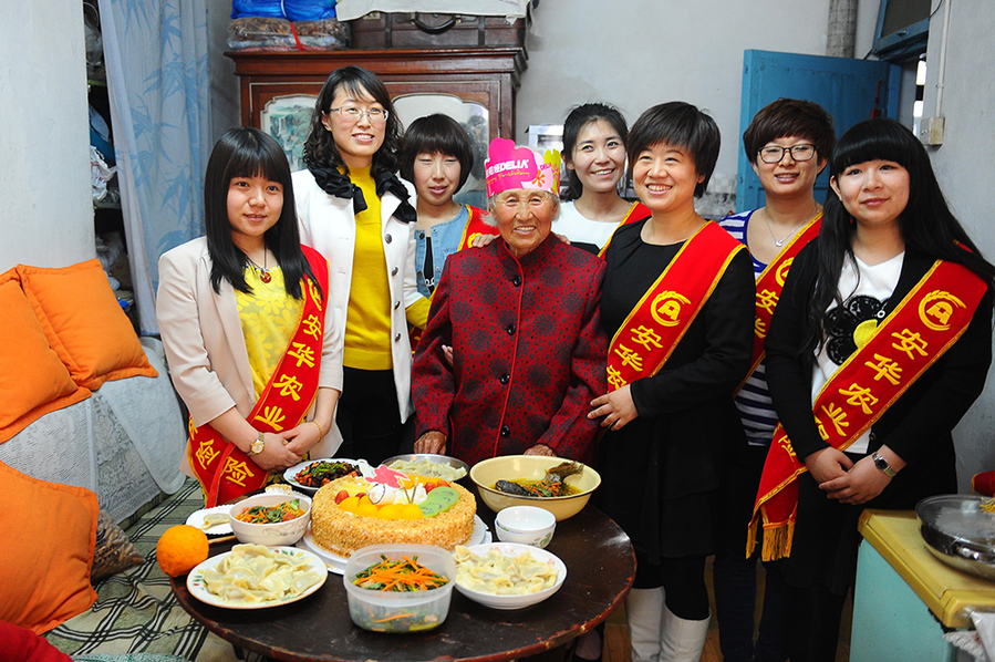 生日<em>歌献给</em>卖鞋垫的<em>老妈妈</em>_图片频道_新华网