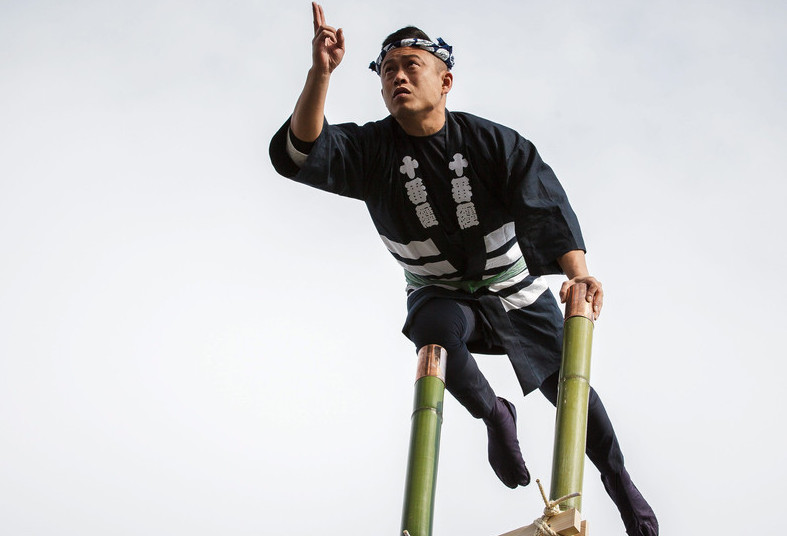 日本新年消防演习 消防员杂耍攀竹梯