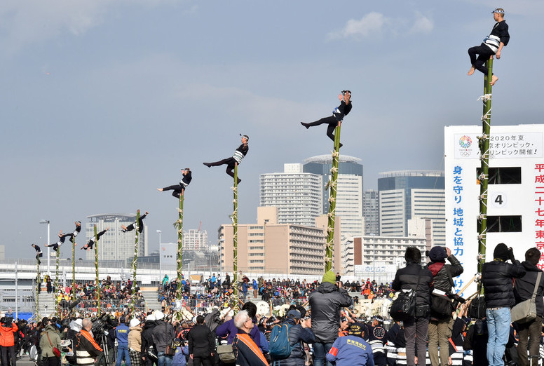 日本新年消防演习 消防员杂耍攀竹梯