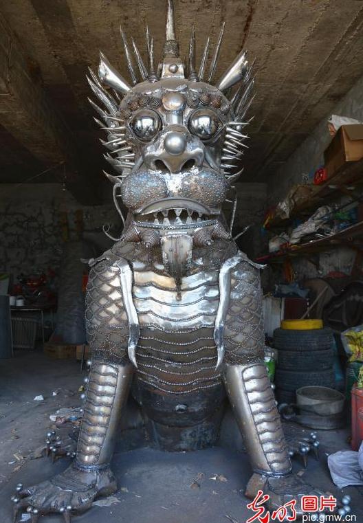 吉林农民手工打造2米多高半吨重钢铁麒麟