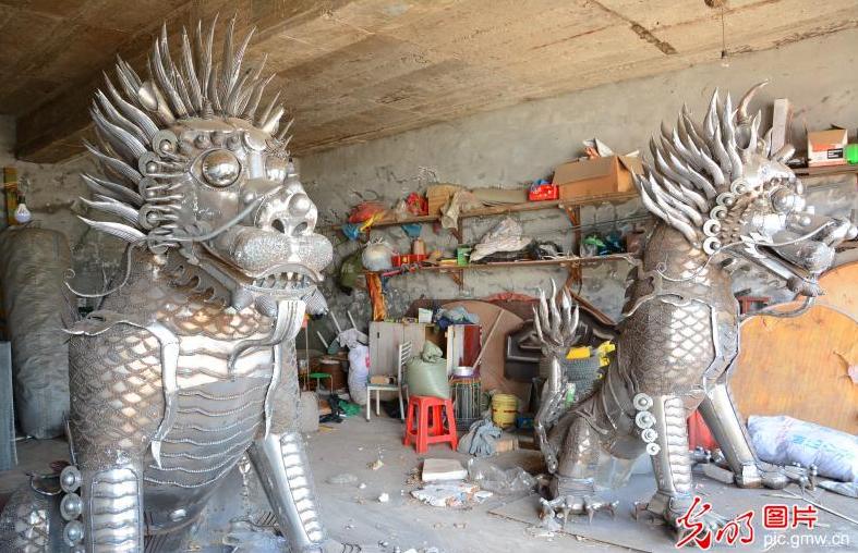 吉林农民手工打造2米多高半吨重钢铁麒麟