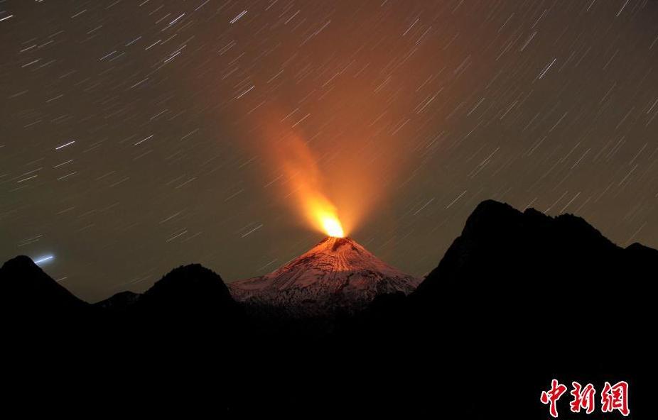 智利火山喷发血色漫天