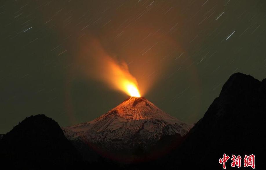 智利火山喷发血色漫天