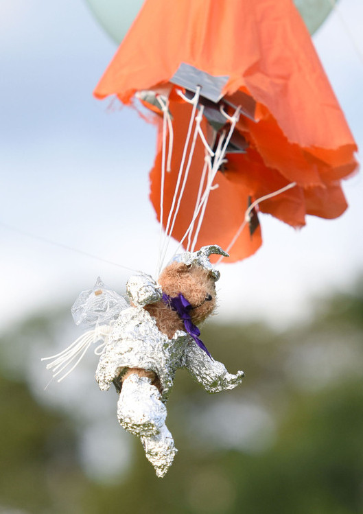 英12岁男孩用氨气球将玩具熊送至太空