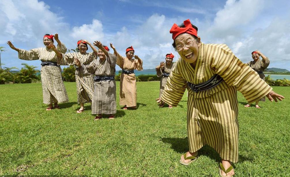 日本老奶奶偶像团体KBG84走红 团员平均年龄