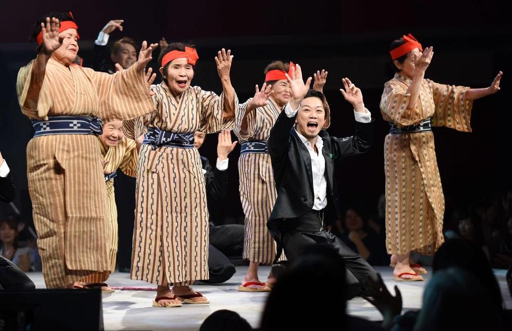 日本老奶奶偶像团体KBG84走红 团员平均年龄