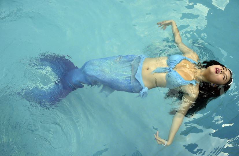 1.7米的水下<em>公主</em> 重庆女孩<em>编织</em>自己的人鱼梦