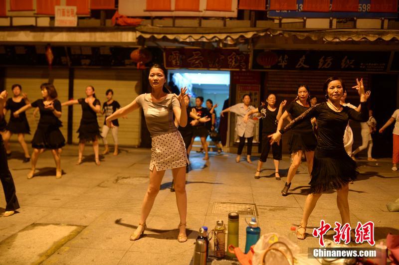 湖北武汉数百名女老板忙完生意隔街斗舞