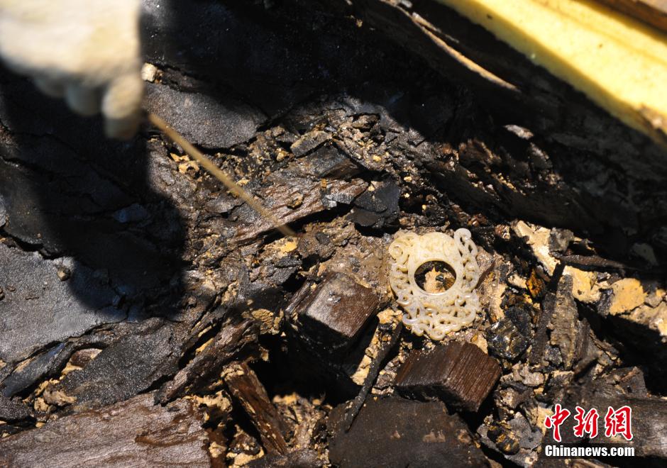 西汉海昏侯主椁室东室出土一枚龙凤韘形佩