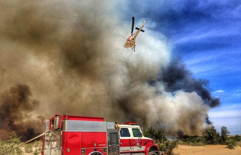 美国加州森林起火浓烟滚滚 直升机投水弹灭火