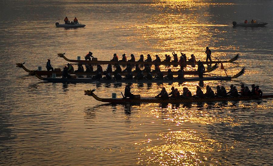 不冻江上赛龙舟