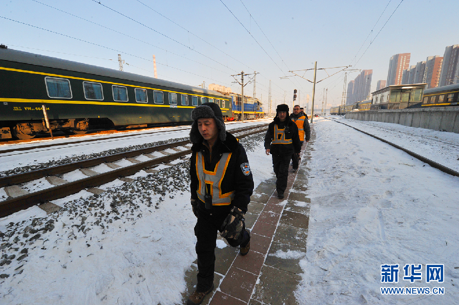 【网络走转改】走进长春站 一线体验上水工的