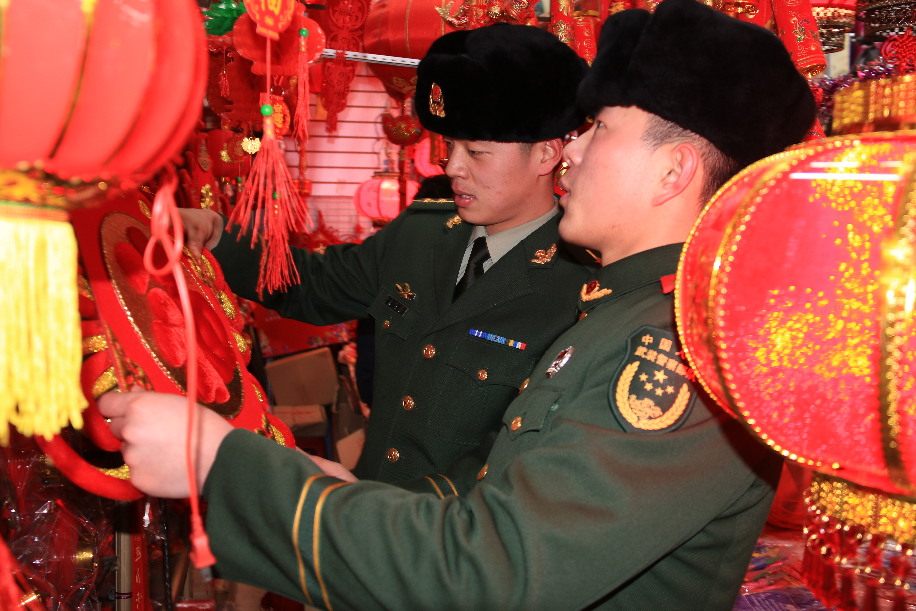 【网络媒体走转改】采购年货 布置军营 武警长
