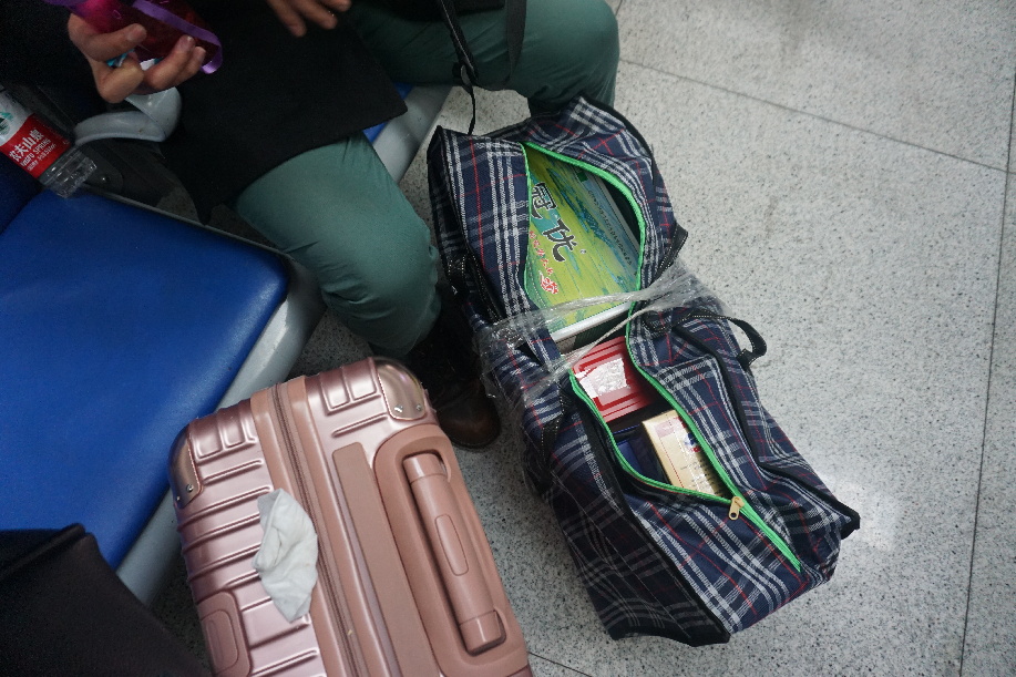 【网络媒体走转改】春运途中 他们带啥回家过