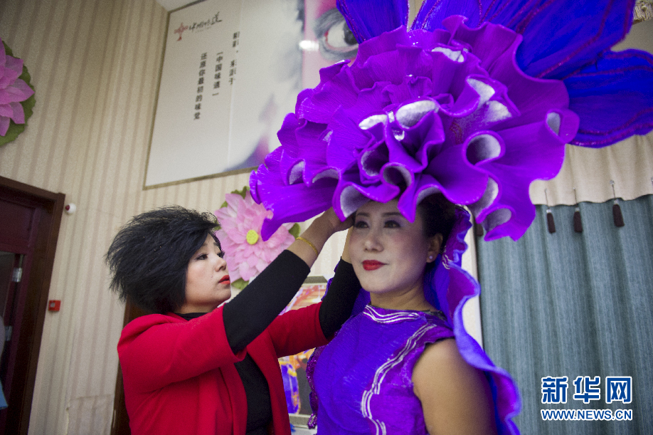 幻彩戏服 三八 节亮相 竟是废纸做的!