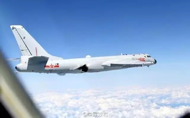 飞越岛链、管控东海、战巡南海、砺剑高原2016年中国空军在飞向远海开放自信中加快战略转型。 这一年,空军列装运-20、展示歼-20,4次飞赴西太平洋远海训练,轰-6K多次战巡南海、警巡东海,红旗-9、红旗-12地空导弹全面形成作战能力,轰-6K、空警-500亮相空军航空开放活动首次向民众展示。 这一年,中国空军5次走出国门参加中外联演联训和军事竞赛活动,朋友圈越来越大,空军的视线投向更高更远的天空。 这一年,空军40万官兵维护核心、不忘初心、坚定信心,迈向改革强军新征程,加快成体系发