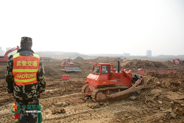 武警交通部队誓师 挖掘机也是神器