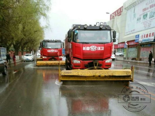 长春环卫利用降雨有利时机清洗76条主次干路