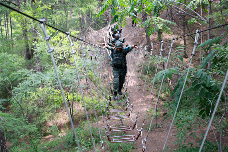 野外拓展训练 特战队员照样是好汉!