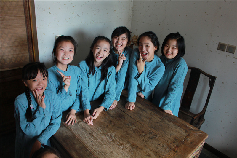 孩子们暑假情景诵读《爱莲说》