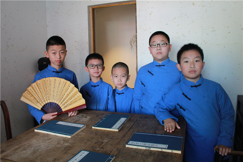 孩子们暑假情景诵读《爱莲说》