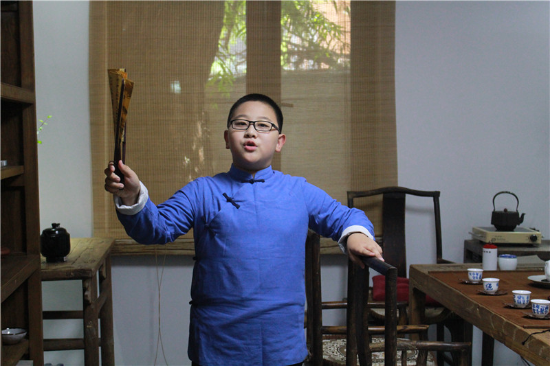 孩子们暑假情景诵读《爱莲说》