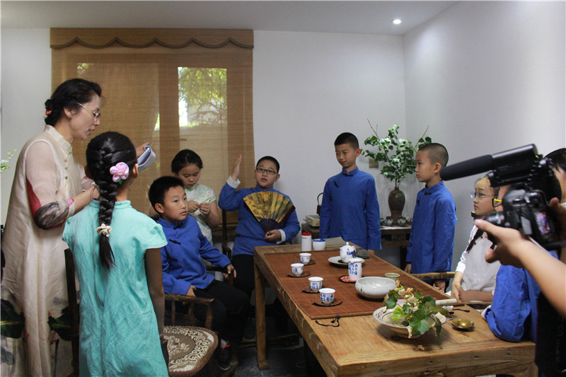 孩子们暑假情景诵读《爱莲说》