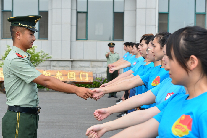 将当代大学生的身影 留在八月长春边检的警营