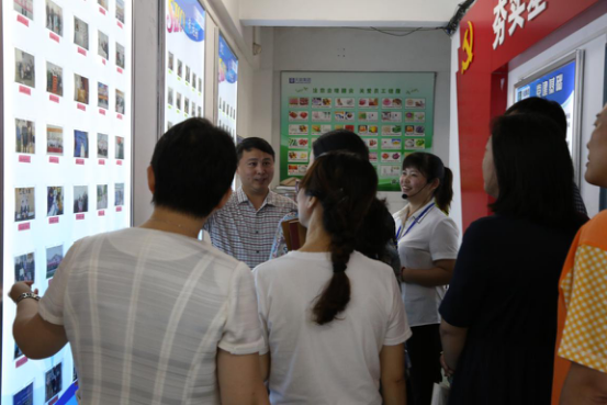 长春与宁波家政服务业交流会 于方明向马云隔