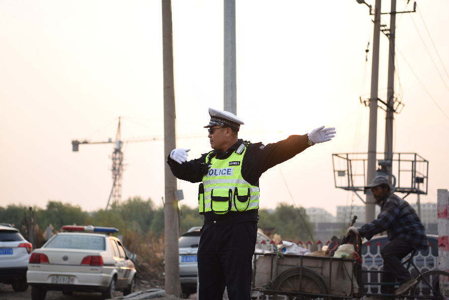 长春铁路公安处交管支队化解道口险情