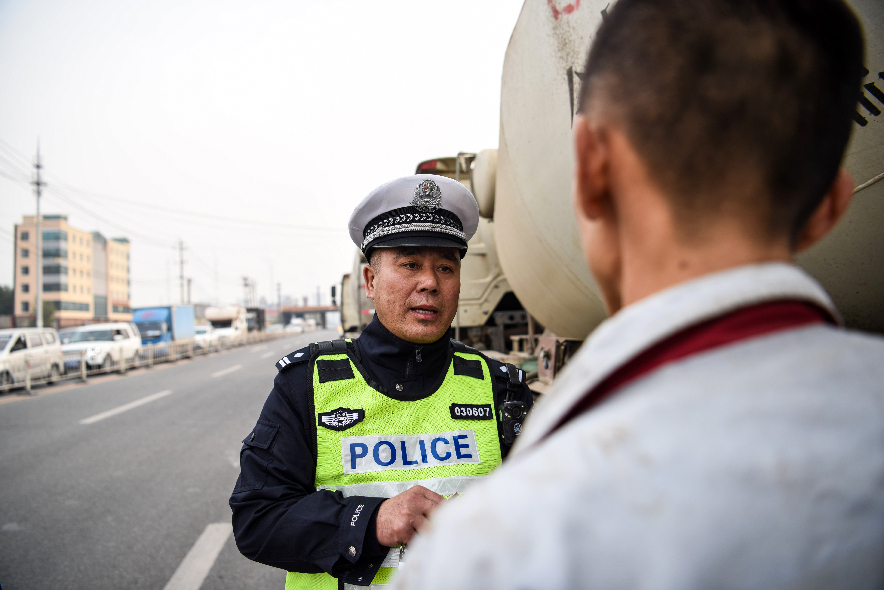 长春铁路公安处交管支队化解道口险情