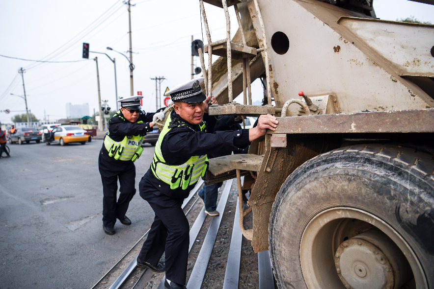 长春铁路公安处警察化解道口险情