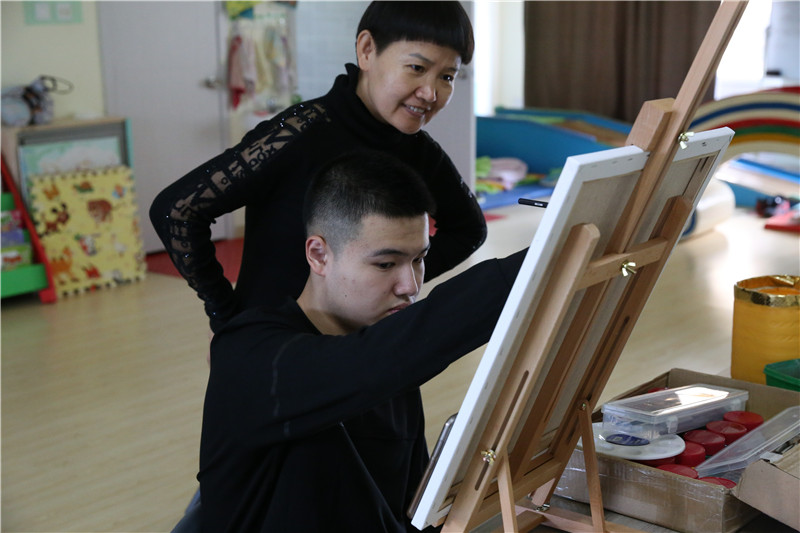 13年康复与训练 孤独症少年用绘画开启一道微