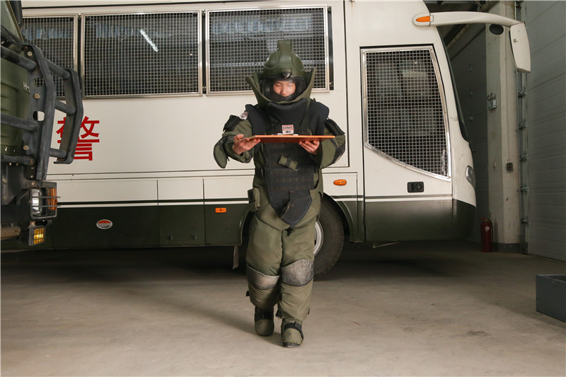 负重前行显赤诚95后武警排爆手是怎样炼成的