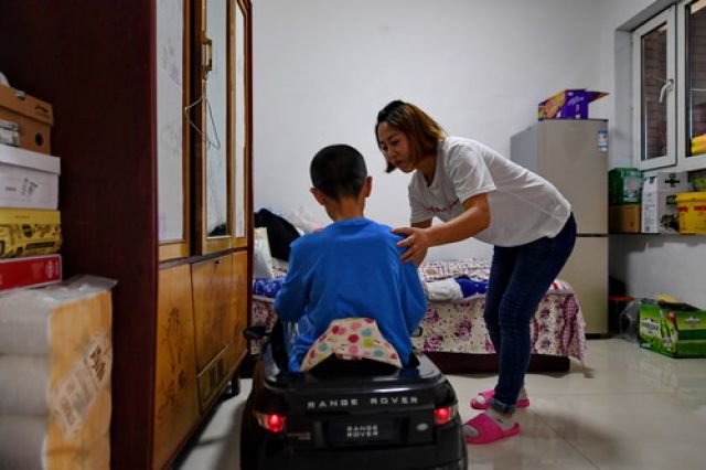 盲童陪读母亲苗淑玲:做儿子的眼睛 帮他看世