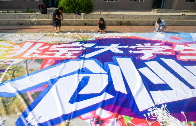 新华社记者跟随大学生回村创业日记