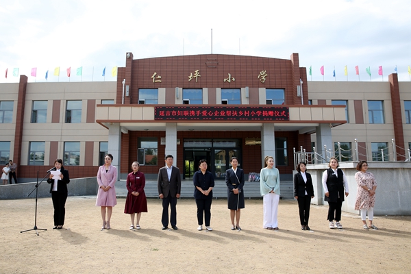 延吉市120名贫困生收到新学期礼物