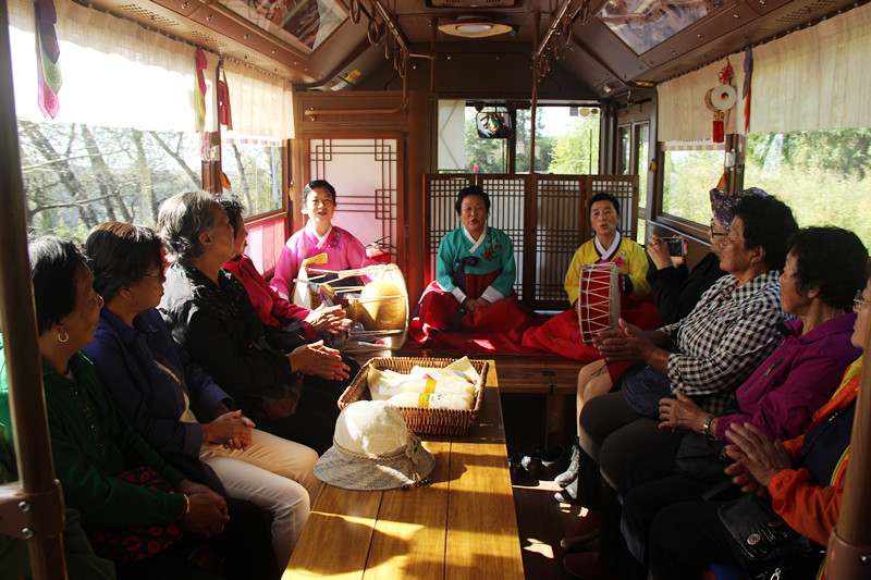 贫困户坐上铛铛车 感受延吉发展变化