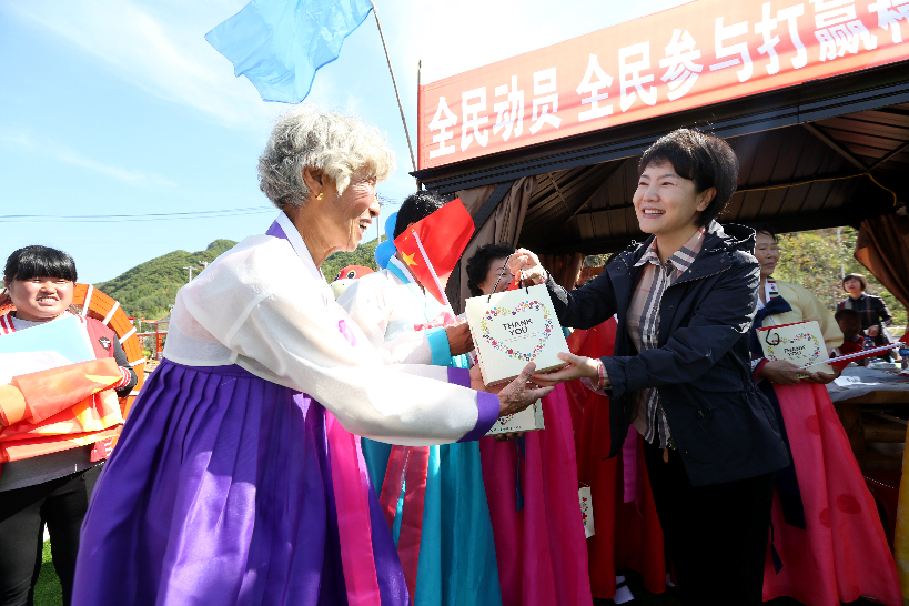 五凤村村民齐聚 话中秋 迎国庆 感党恩