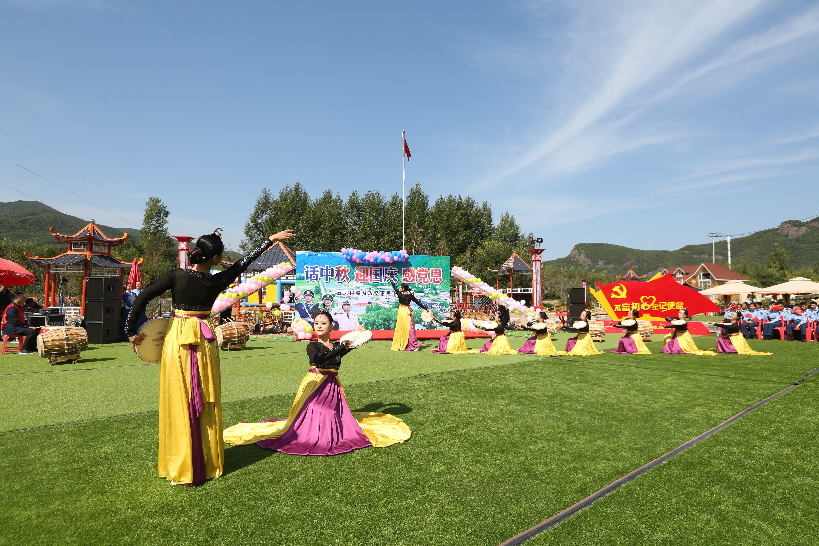 五凤村村民齐聚 话中秋 迎国庆 感党恩