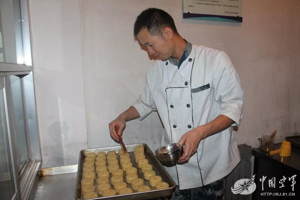 舌尖上的军营!看兵哥哥自制月饼庆中秋