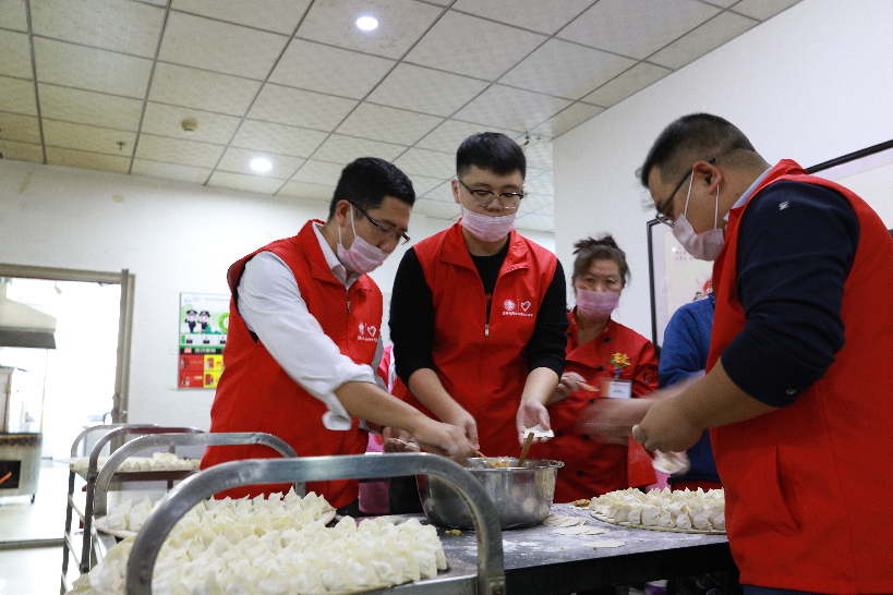 通化供电公司志愿者走进托老院陪老人提前过春