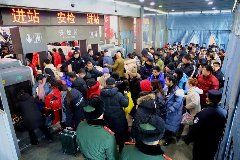 吉林铁警全力应对春运返程客流高峰