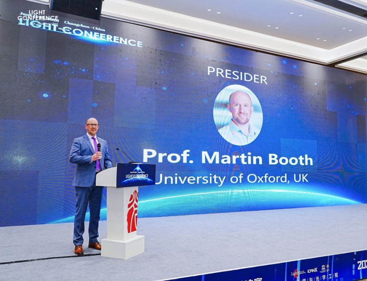 英国牛津大学讲席教授、Light共主编Martin Booth主持大会闭幕式