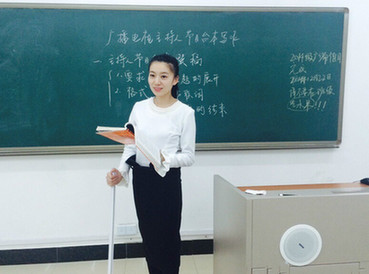 吉林<em>师大美女教师</em>拄拐上课走红 被赞最美女腰