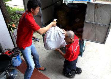 长春市民家门屡遭泼粪 回家还得请开锁公司开锁