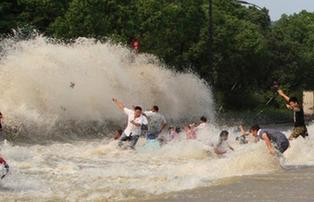 钱塘江&ldquo;鬼王潮&rdquo;上岸